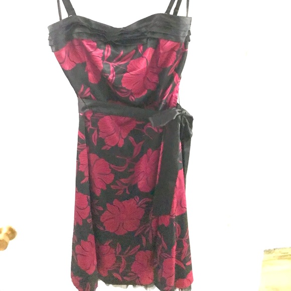 Black w/red floral pattern. Adj. straps removable. Back zipper removable belt - Picture 1 of 1